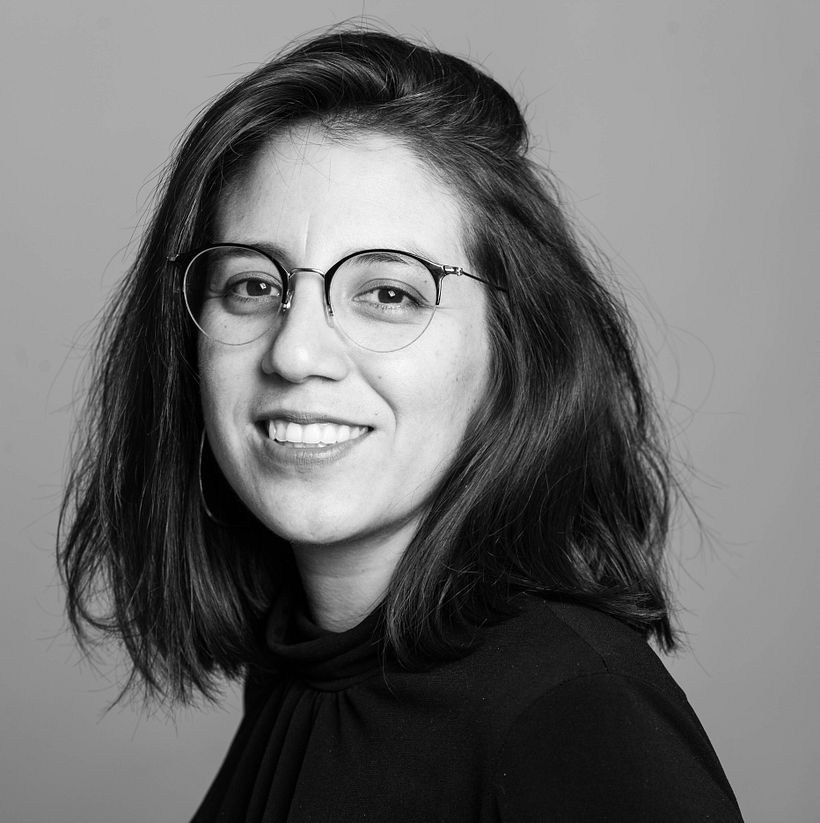 Headshots, retratos moderno (generalmente digital) en el que el foco está en la persona. El término se aplica generalmente a las imágenes de perfil profesional en las redes sociales. 0