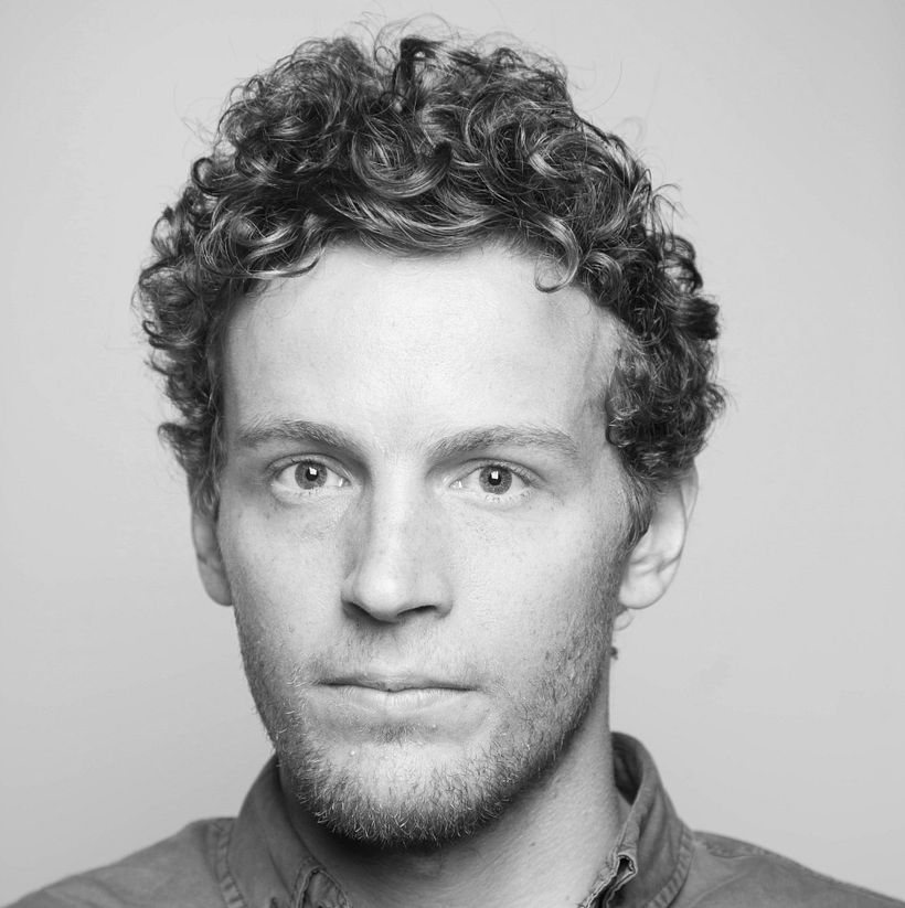 Headshots, retratos moderno (generalmente digital) en el que el foco está en la persona. El término se aplica generalmente a las imágenes de perfil profesional en las redes sociales. 1