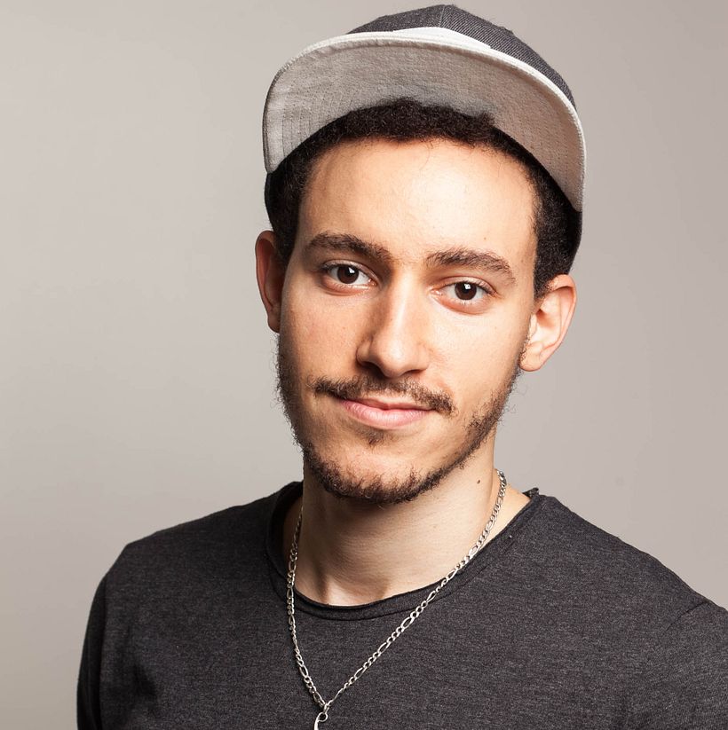 Headshots, retratos moderno (generalmente digital) en el que el foco está en la persona. El término se aplica generalmente a las imágenes de perfil profesional en las redes sociales. 2