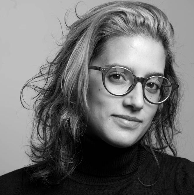 Headshots, retratos moderno (generalmente digital) en el que el foco está en la persona. El término se aplica generalmente a las imágenes de perfil profesional en las redes sociales. 11