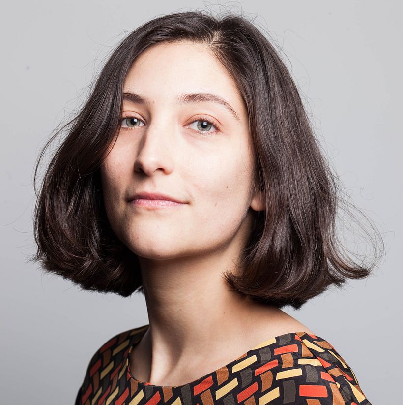 Headshots, retratos moderno (generalmente digital) en el que el foco está en la persona. El término se aplica generalmente a las imágenes de perfil profesional en las redes sociales. 15