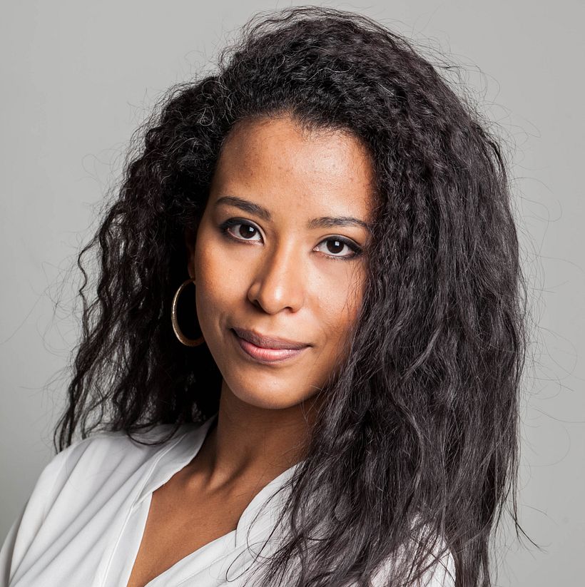 Headshots, retratos moderno (generalmente digital) en el que el foco está en la persona. El término se aplica generalmente a las imágenes de perfil profesional en las redes sociales. 21