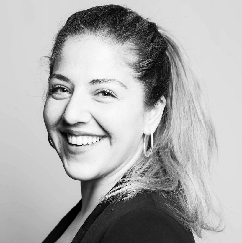 Headshots, retratos moderno (generalmente digital) en el que el foco está en la persona. El término se aplica generalmente a las imágenes de perfil profesional en las redes sociales. 23