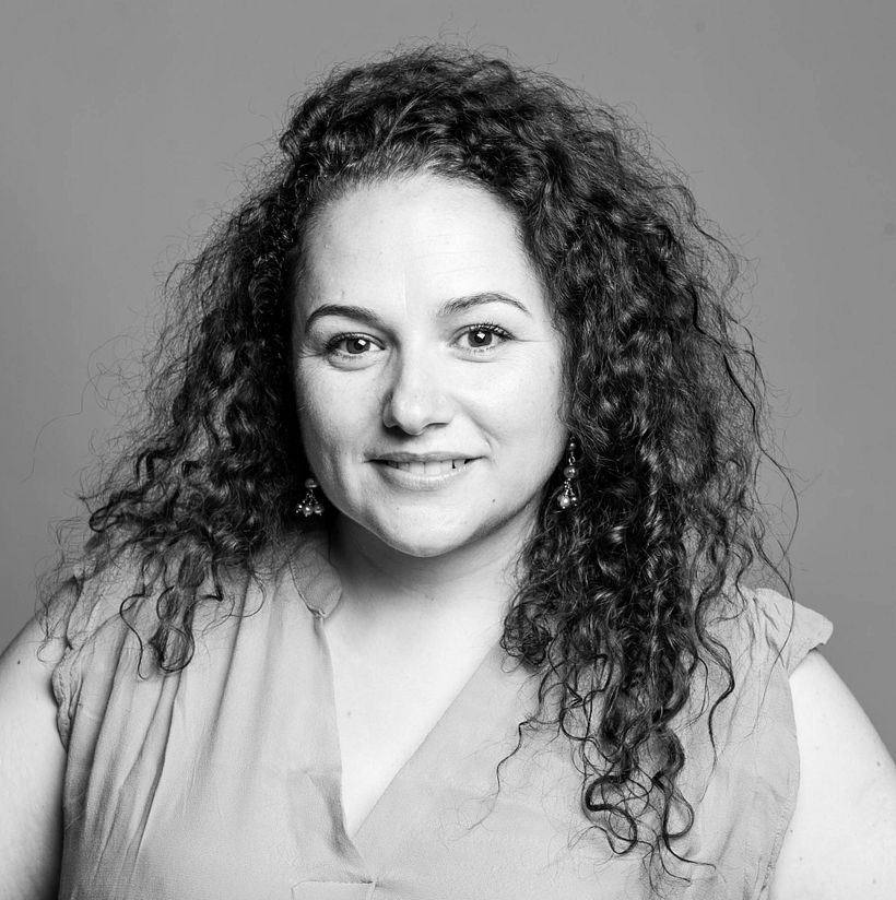 Headshots, retratos moderno (generalmente digital) en el que el foco está en la persona. El término se aplica generalmente a las imágenes de perfil profesional en las redes sociales. 24