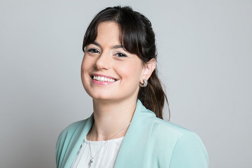 Headshots, retratos moderno (generalmente digital) en el que el foco está en la persona. El término se aplica generalmente a las imágenes de perfil profesional en las redes sociales. 31