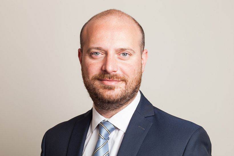 Headshots, retratos moderno (generalmente digital) en el que el foco está en la persona. El término se aplica generalmente a las imágenes de perfil profesional en las redes sociales. 33