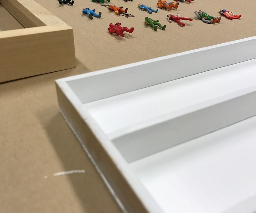 Caja interna realizada con listones y fibrofacil pintada de blanco con pintura latex satinada (de pared).