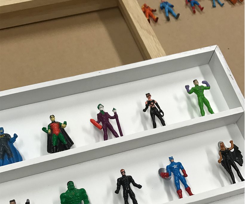 Pegando los muñecos Jack sobre los listones de la estructura interna.