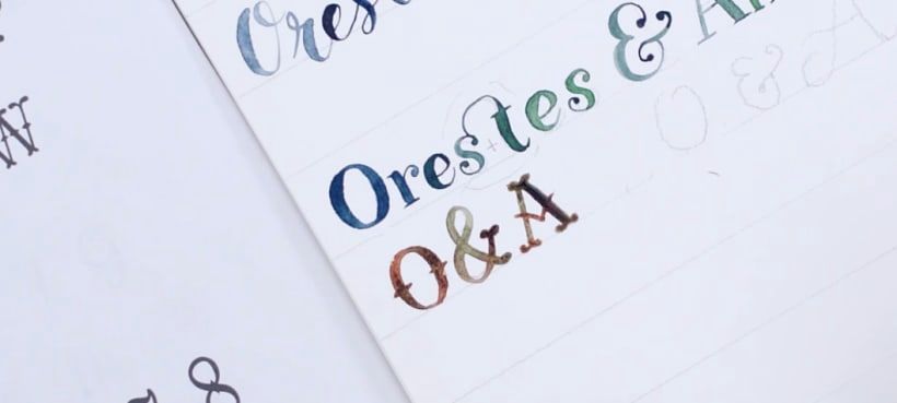 Em cores quentes, vemos as iniciais O e A, unidas por um &. Trata-se de três monogramas.
