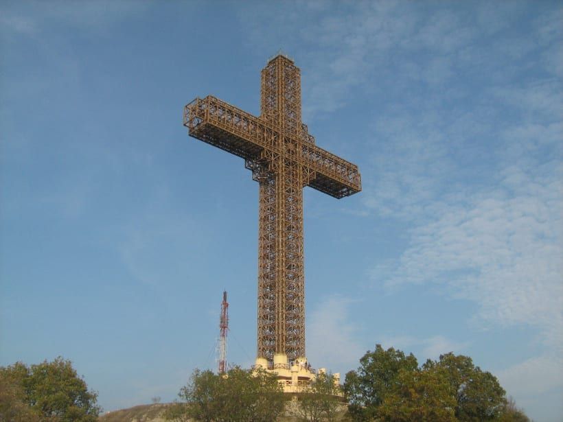 Uma cruz cristã moderna: a Cruz do Milênio de Escópia, Macedônia
