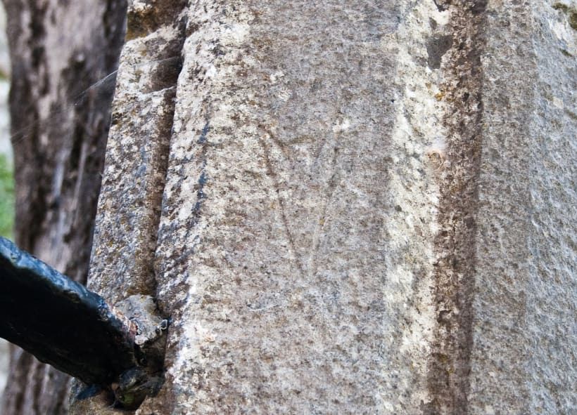Marcas de canteiro em forma de flecha no Priorado de Athenry