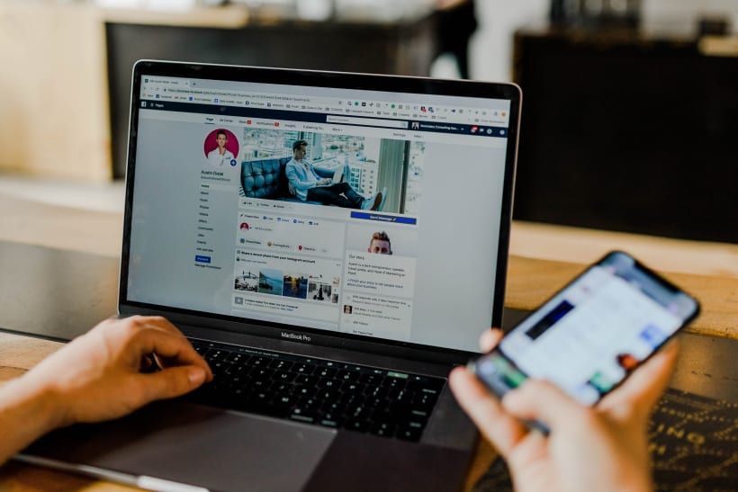 Os chatbots se proliferaram em plataformas como o Facebook. Foto: Austin Distel