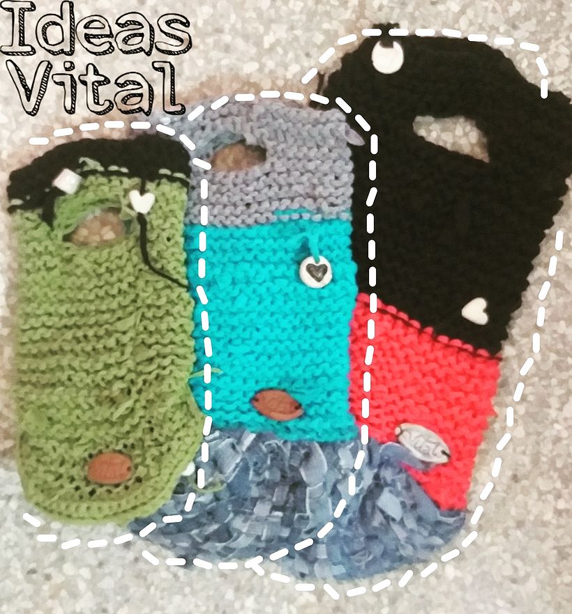 Tres bolsos, tejidos en telar redondo, con trapillo cortado a mano y abalorios de cerámica, todo hecho a mano