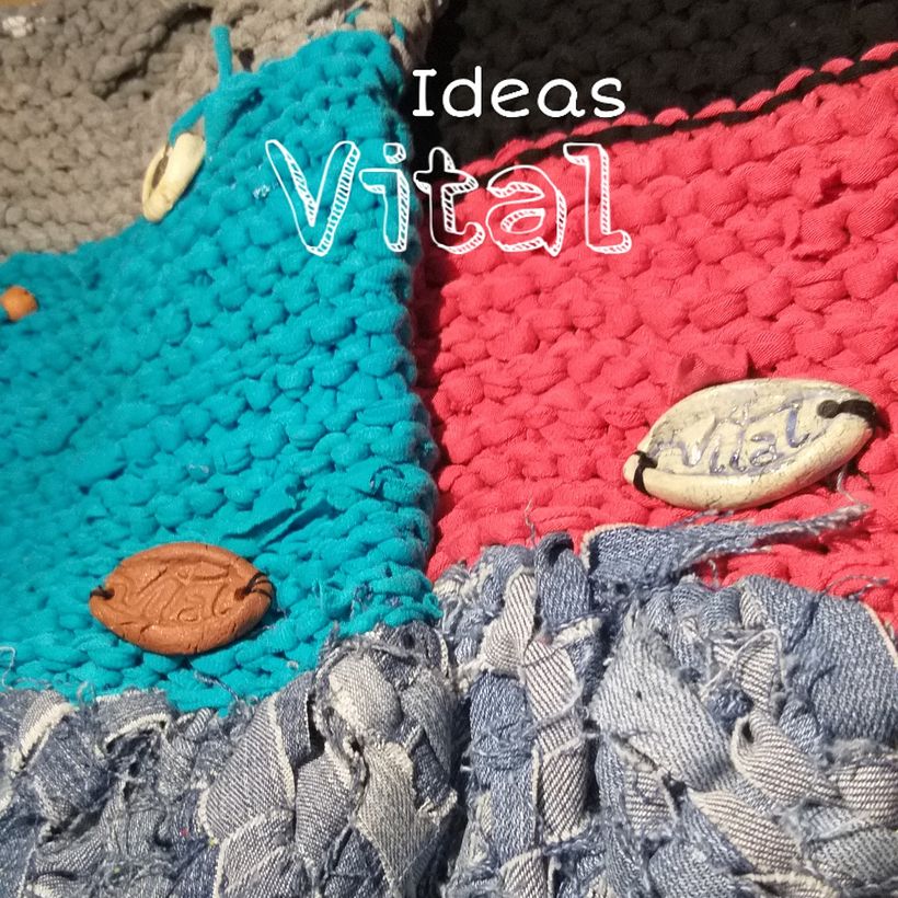 Al ser cortado a mano queda desigual el hilo eso crea una textura interesante, y permite colocar los abalorios