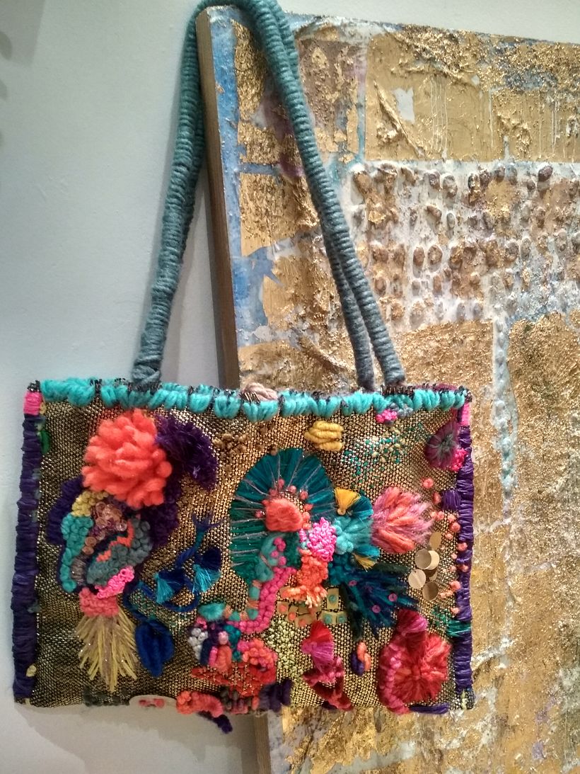 Que divertido fue crear este bolso. Muy saturado pero esa fue parte de la diversión.Estoy encantada con lo que me inspiraste.