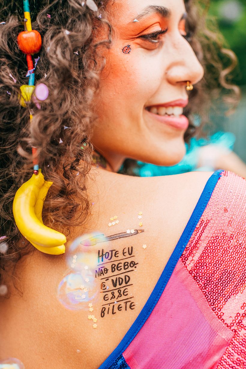 Frases divertidas unidas à uma diagramação simples. Xuquila Tatu