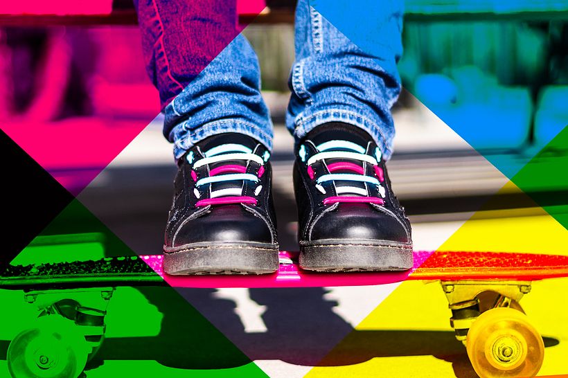 Foto con pies de modelo en exterior y diseño creativo