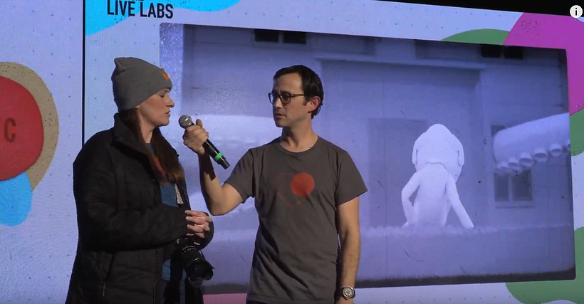Joseph Gordon Levitt haciendo un ejercicio de colaboración en vivo para sacar ideas sobre la posible historia del corto