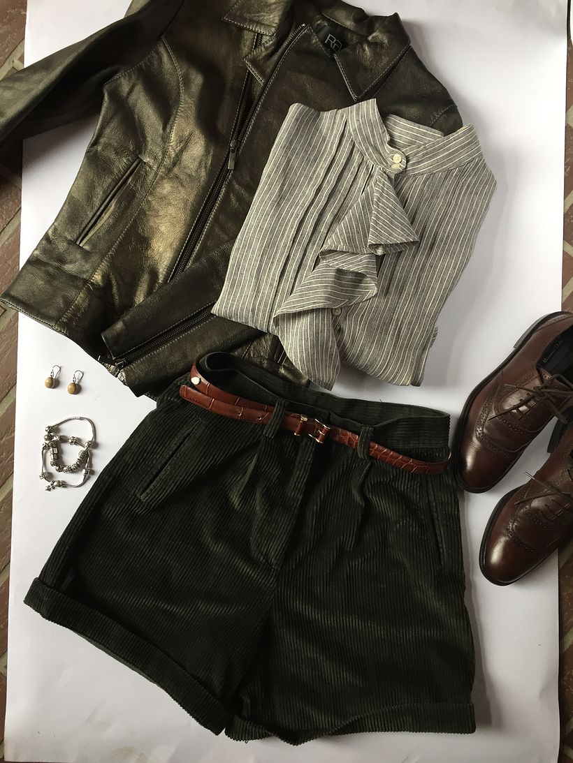 Así es como he montado los artículos en venta en mi tienda de segunda mano, con algunos accessorios decorativos. 