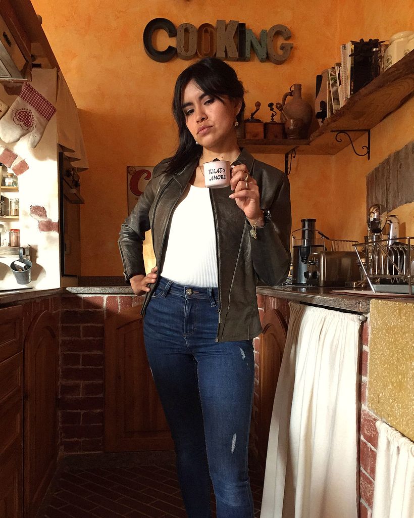 Foto de un look casual utilizando una chaqueta de piel y jeans de venta en mi tienda.