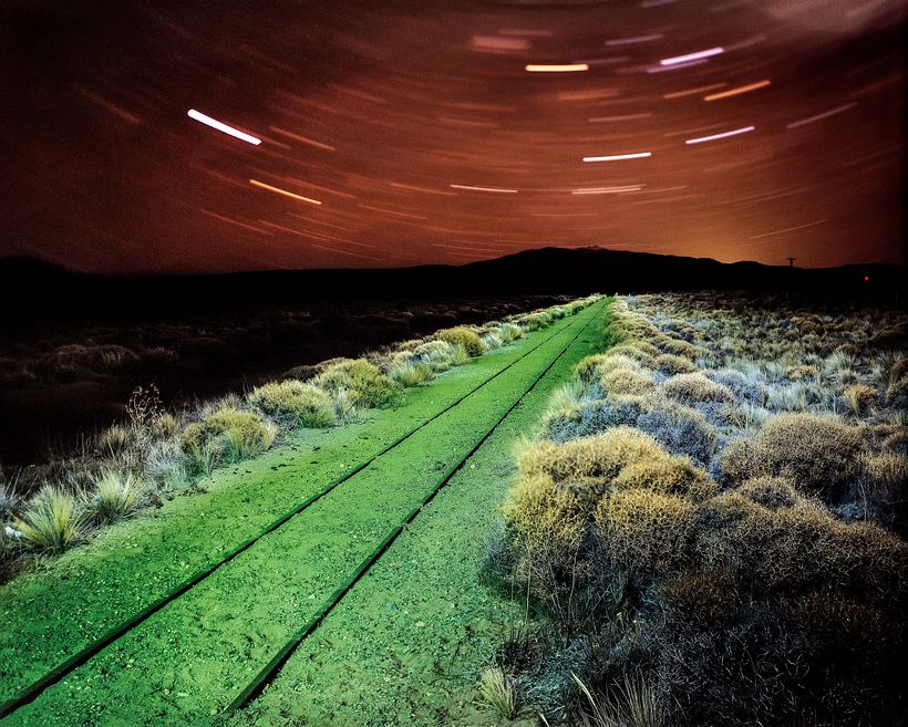 Fotografia nocturna cámara de formato grande. 20 minutos de exposición, linterna verde y flash.