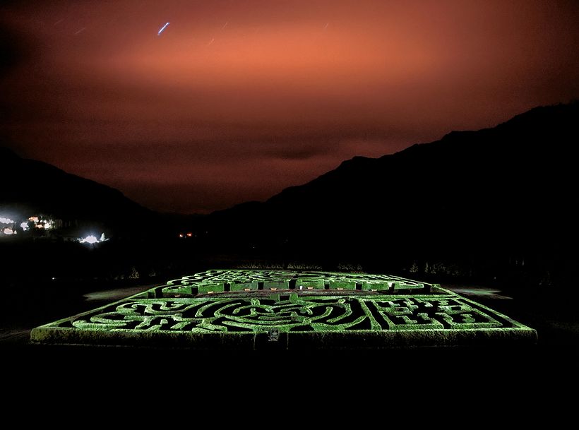 Laberinto Patagonia. Fotografia nocturna de 30 minutos de duración, iluminado con linternas y luz de pueblo.