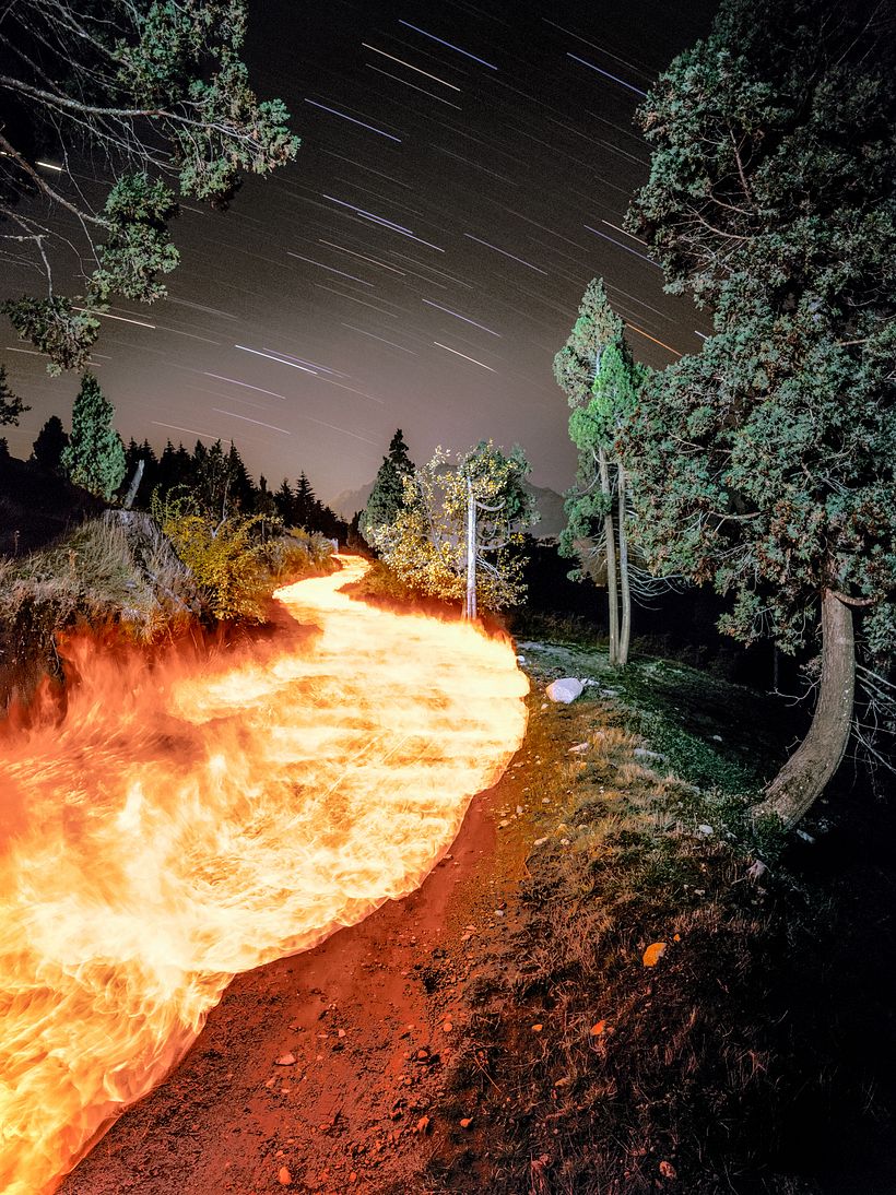 Camino de Fuego. Fotografia nocturna de 15 minutos de exposición, iluminada con fuego y linternas.