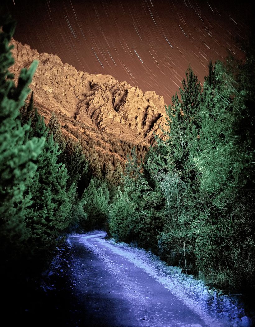 Camino Azul. Fotografia nocturna en cámara formato grande, 10 minutos de exposición, luz azul, luz neutra y luz de ciudad.