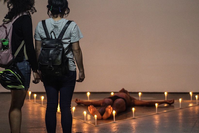 Imágenes del gesto, acción o performance