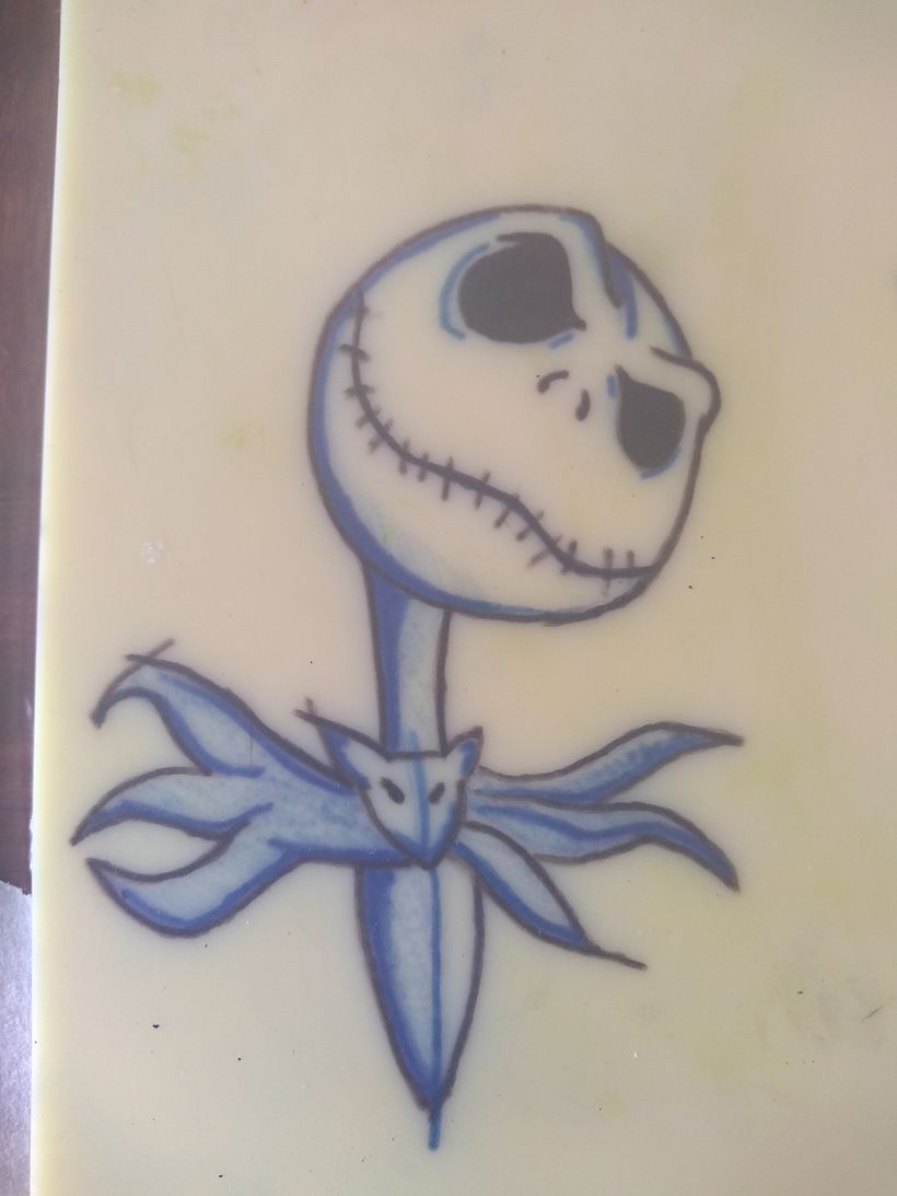 Tatuaje pequeño con lineas, negro y un poco de color