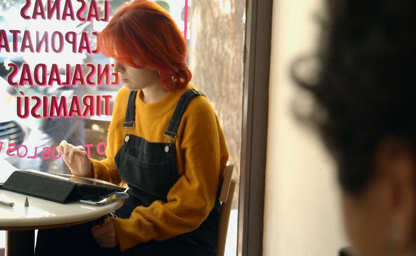 La primera retratada fue Andrea, directora de arte, en un rato de descanso (se me puede ver mirando atento para dibujarla!)