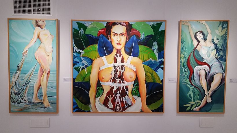 Mujer, frente al espejo, inspira 2
