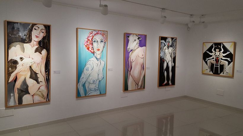 Mujer, frente al espejo, inspira 4