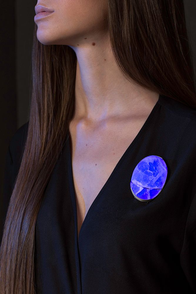 Stone under UV light shows fluorescence 