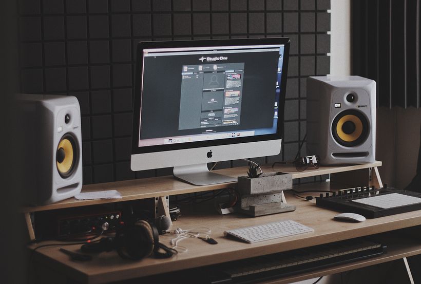 El ordenador es parte esencial de todo home studio / Unsplash