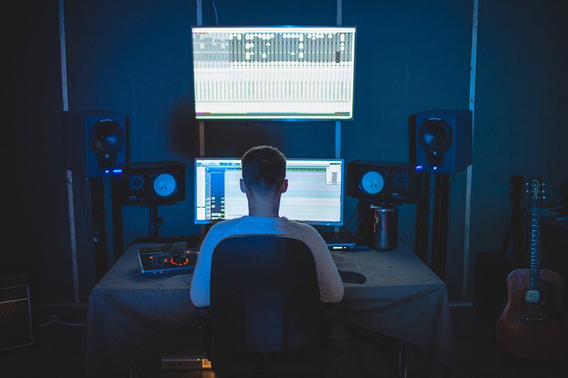 Los monitores son esenciales para lograr mezclas perfectas / Unsplash