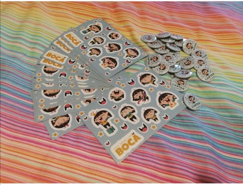 Pegatinas y chapas que se incluyeron como regalo en la compra del libro