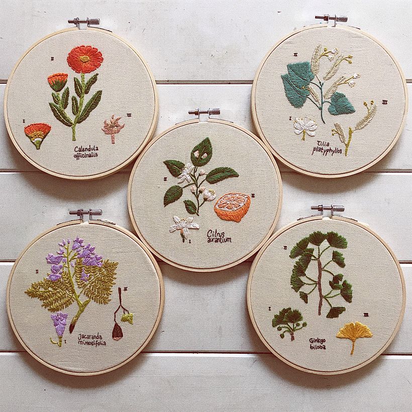 Ilustraciones botánicas bordadas a mano en punto pincel, inspiradas en las antiguas láminas botánicas. 