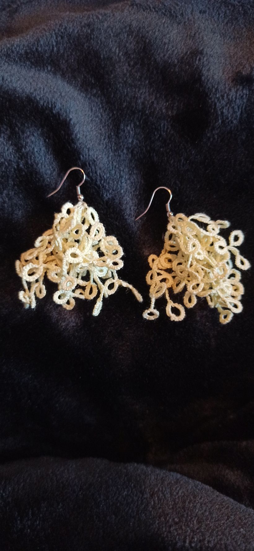 Joyas textiles. Encaje de frivolité. Pendientes 1