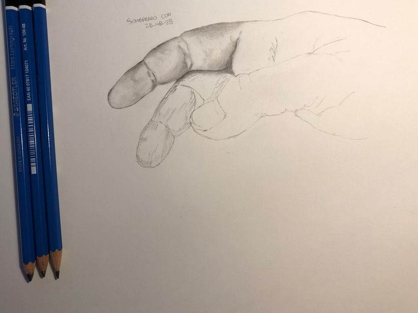 Ya con un primer sombreado, pinto el dedo medio y el pulgar.