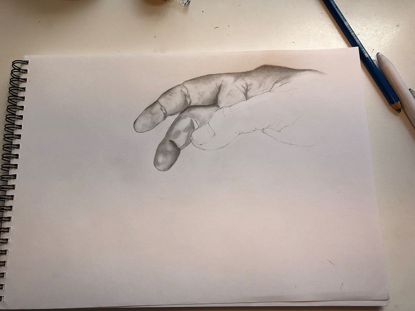 Aqui comienzo a darles un poco de volumen y profunidad. Centrandome en los pliegues y un poco en las texturas.