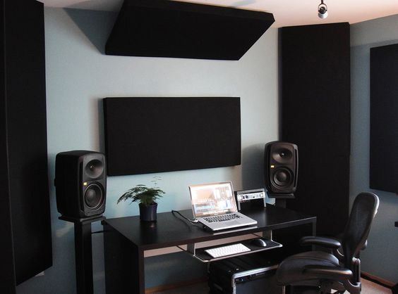 Don’t cover the walls of the room entirely in insulating material / Unsplash