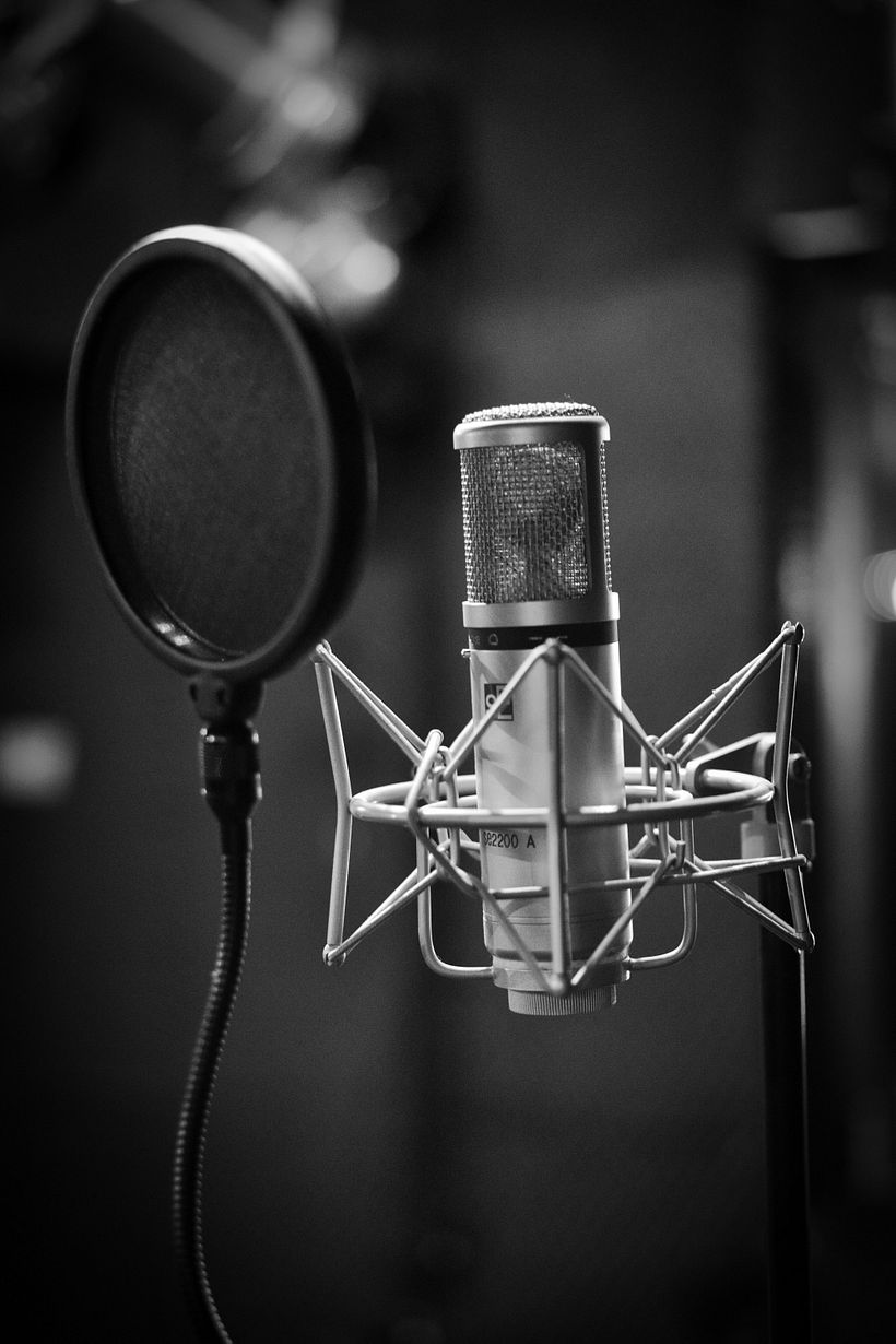 Microphone and pop filter / Unsplash