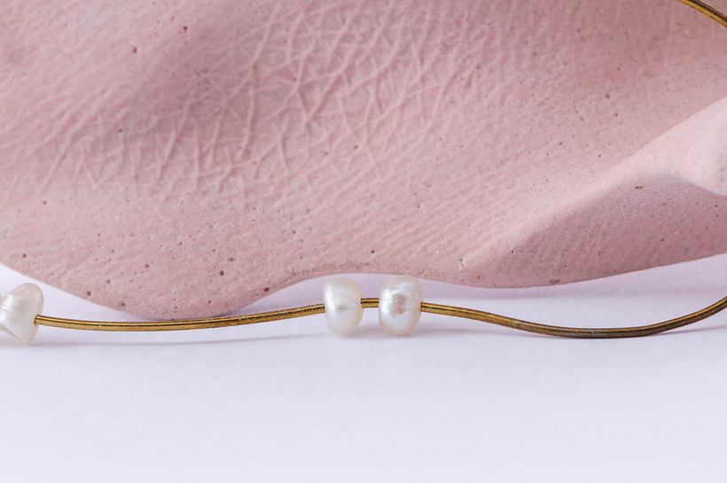 Broche. Yeso odontológico, latón y perlas. Parte de la serie Reconstrucción, proyecto postmaterno.