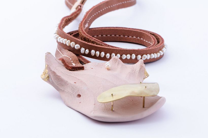 Broche. Yeso odontológico, latón y perlas, cuero. Parte de la serie Reconstrucción, proyecto postmaterno.