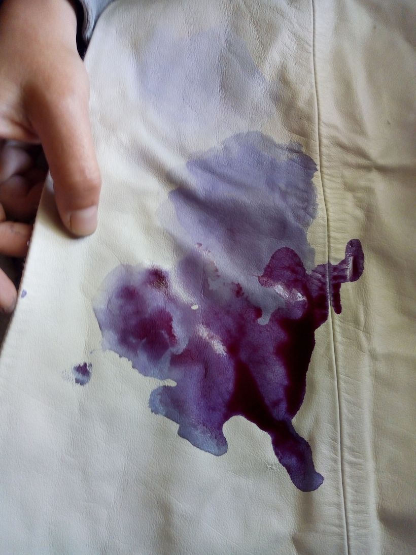 Como la mayoría de los dibujos están hechos con lapicera negra, decidí usar alcohol y tinta de lapicera para teñir.