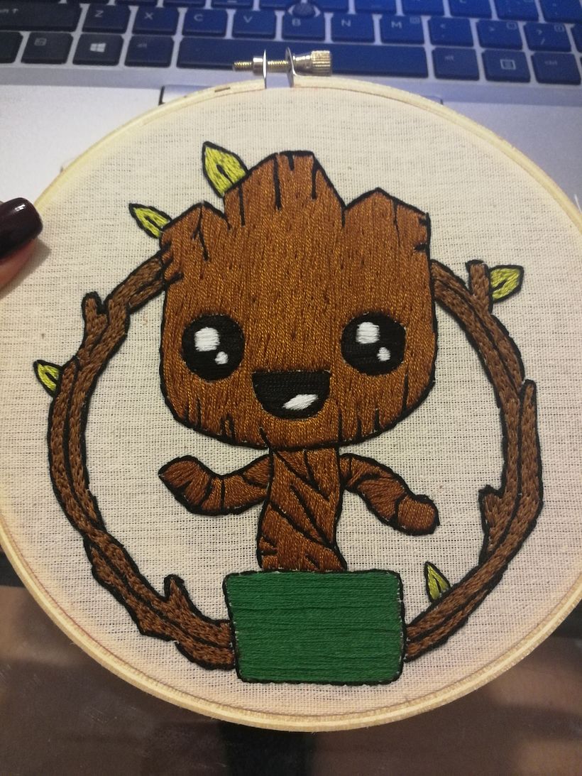 este fue un encargo, use punto tallo para groot y punto dividido para el aro