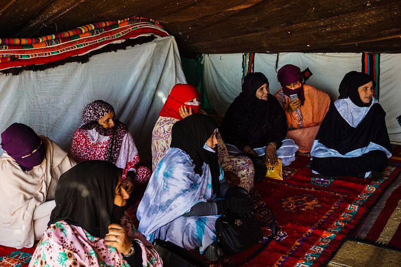 Mujeres saharauis reunidas en la jaima