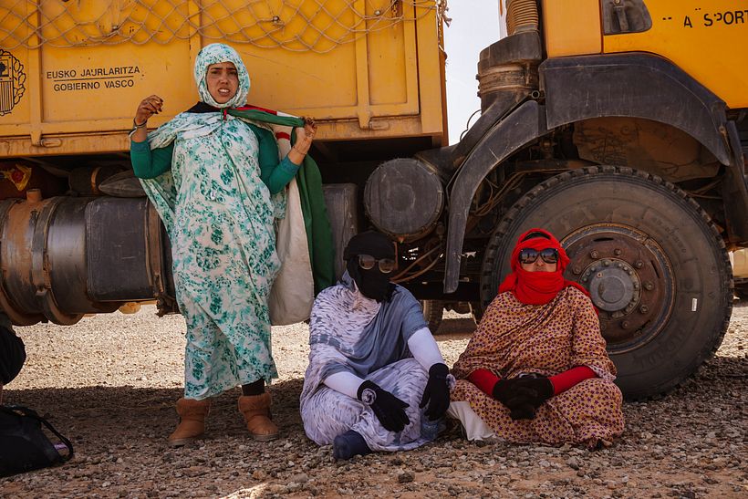 Así se protegen las mujeres saharauis, pero no del calor, sino de la coloración que puede provocar el sol en sus pieles
