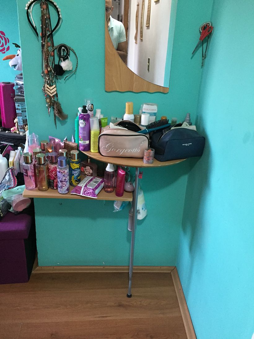 MI hija tiene este espacio para sus cosmeticos el cual evidentemente ya era insuficiente.